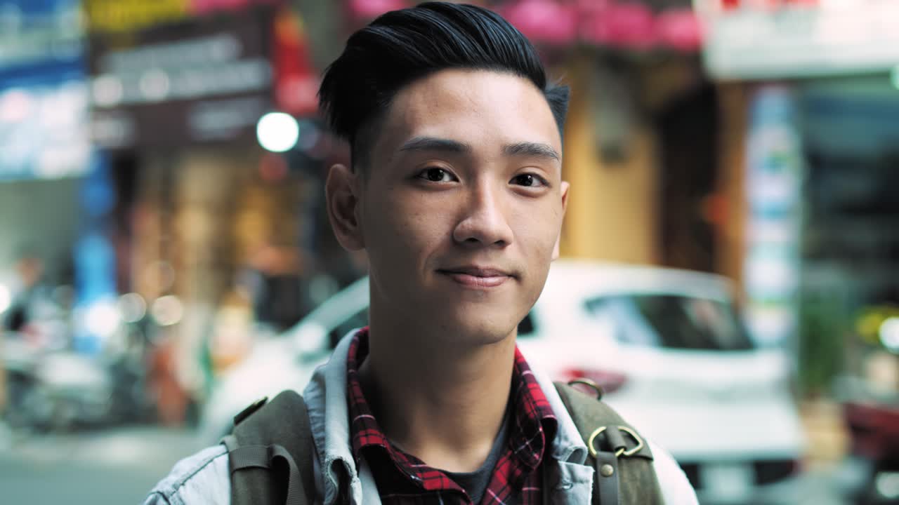 도시의 젊은 베트남 남자의  ⁇ 드헬드 비디오 쇼