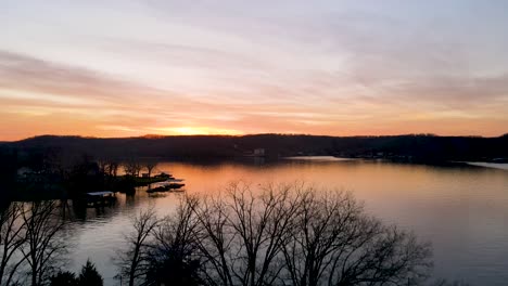 Impresionante-Reflejo-De-La-Puesta-De-Sol-En-El-Lago-De-Los-Ozarks,-Missouri---Antena