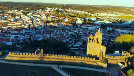 fotografía de un dron de una torre medieval en una colina en aletejo, portugal