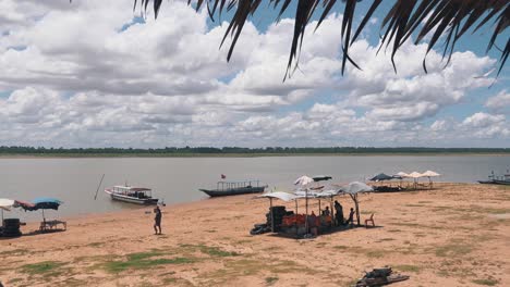 Weitwinkelaufnahme-Traditioneller-Khmer-Boote-Auf-Einem-See-In-Kambodscha