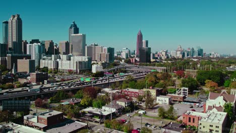 el horizonte de atlanta con el bullicioso tráfico de la ciudad, georgia, ee.uu.