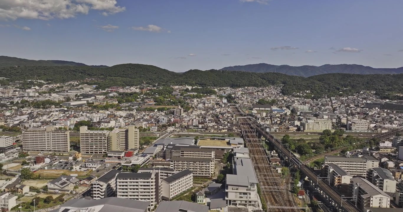Kyoto Giappone Aereo v84 sorvolo sopra un'università vicino a Kaminocho e Shimonocho, che rivela viste di Shimogyo, Higashiyama, fiume e montagne - Ripreso con Mavic 3 Pro Cine - 8 ottobre 2023