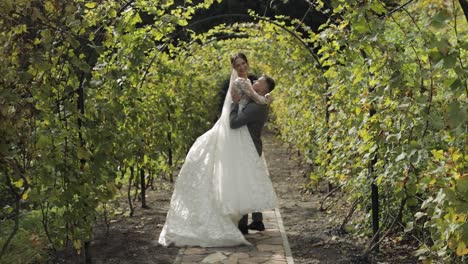 encantadores recién casados novia caucásica abrazando al novio en el parque haciendo besos, pareja de bodas familia abrazando