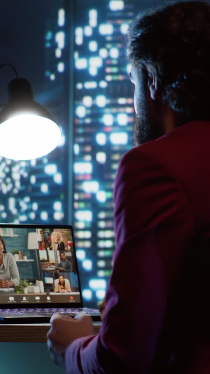 Il presidente e lo staff di Vertical Video si incontrano tramite connessione in teleconferenza