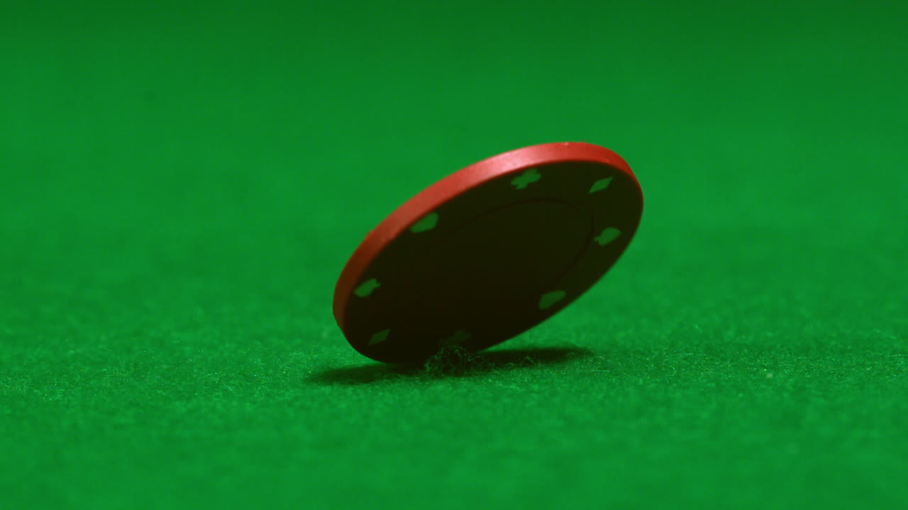 Fiches rossa che gira sul tavolo da casinò