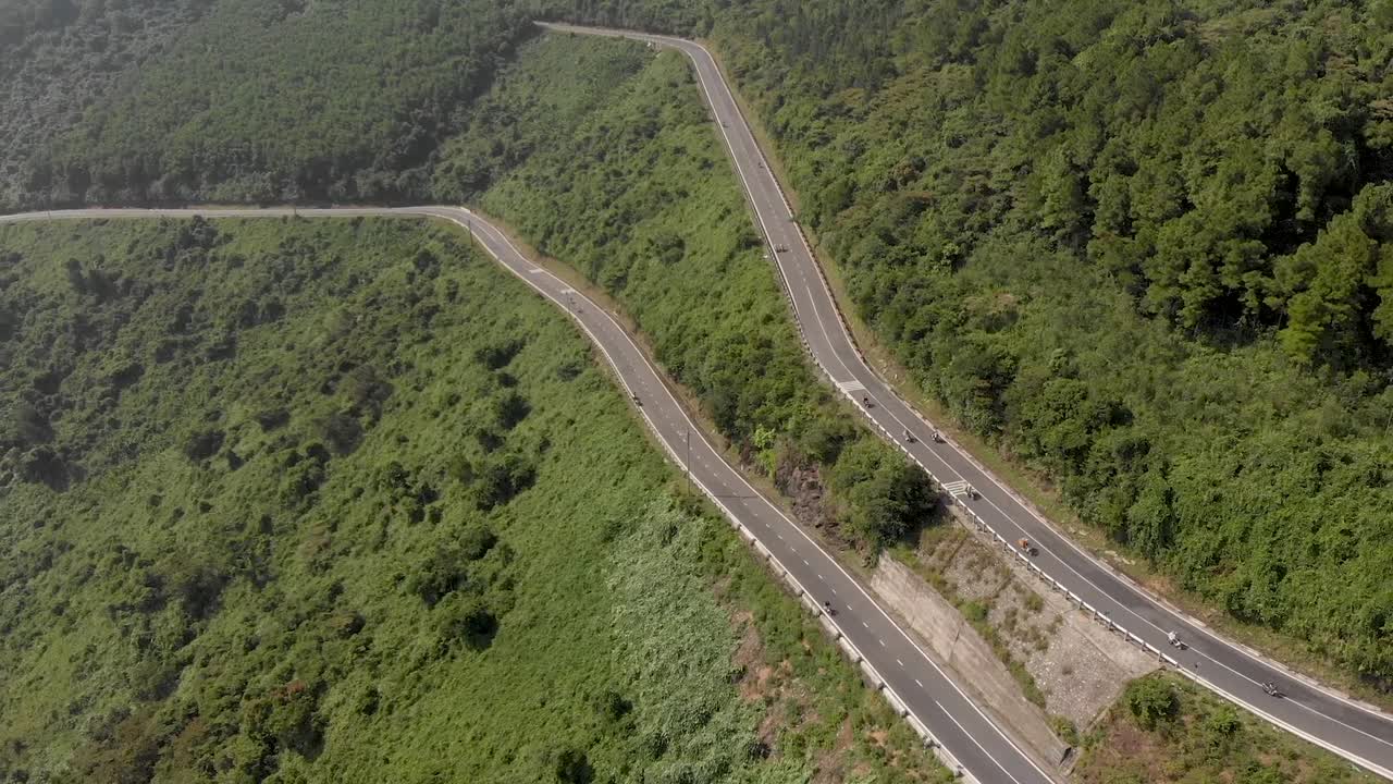 toma aérea giratoria de un dron de una carretera de horquilla retorcida sobre carreteras de paso de alta montaña en el viaje por carretera de hai van pass en vietnam