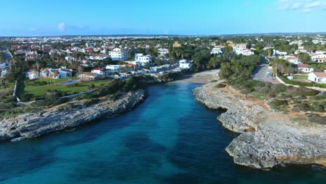 kleines ländliches stadtdorf aus der luft auf menorca, spanien