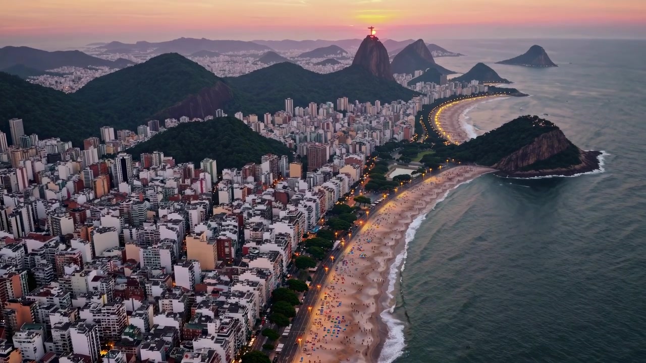 Vista Aérea do Rio de Janeiro ao Pôr do Sol com o Cristo Redentor