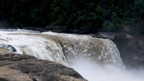 la parte superior de las cataratas de cumberland en el bucle de kentucky