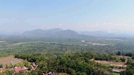 Impresionante-Vista-Panorámica-Diurna-De-4k-Sobre-El-Río-Huallaga-En-La-Selva-Amazónica-Del-Perú-Cerca-De-La-Ciudad-De-Tingo-Maria,-La-Puerta-De-Entrada-Al-Paraíso-Amazónico-En-La-Tierra