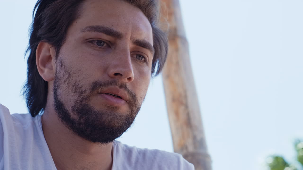 joven guapo fumando cigarrillo en el parque