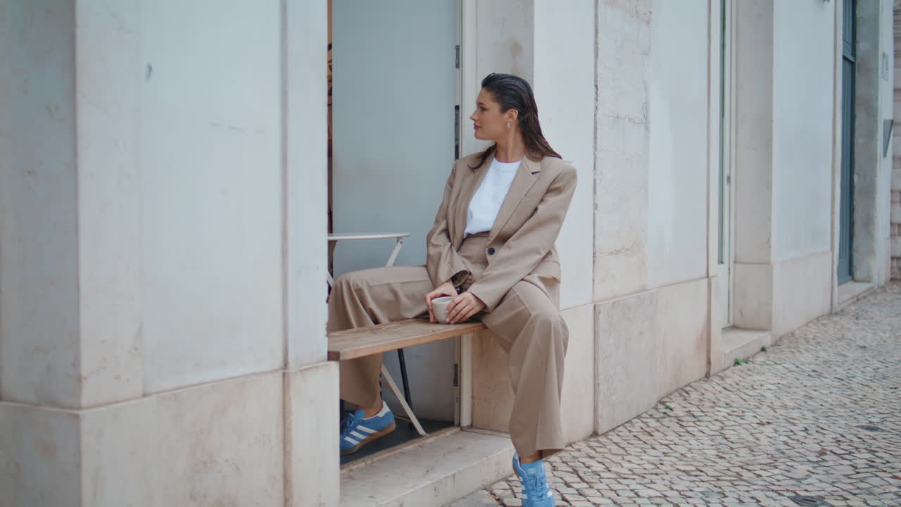 mujer de negocios feliz tiene un descanso para el café en la cafetería de la calle sola. mujer elegante