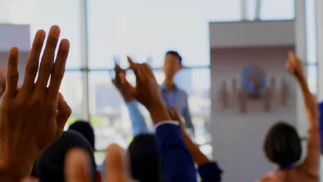 geschäftsleute heben ihre hände im geschäftsseminar 4k