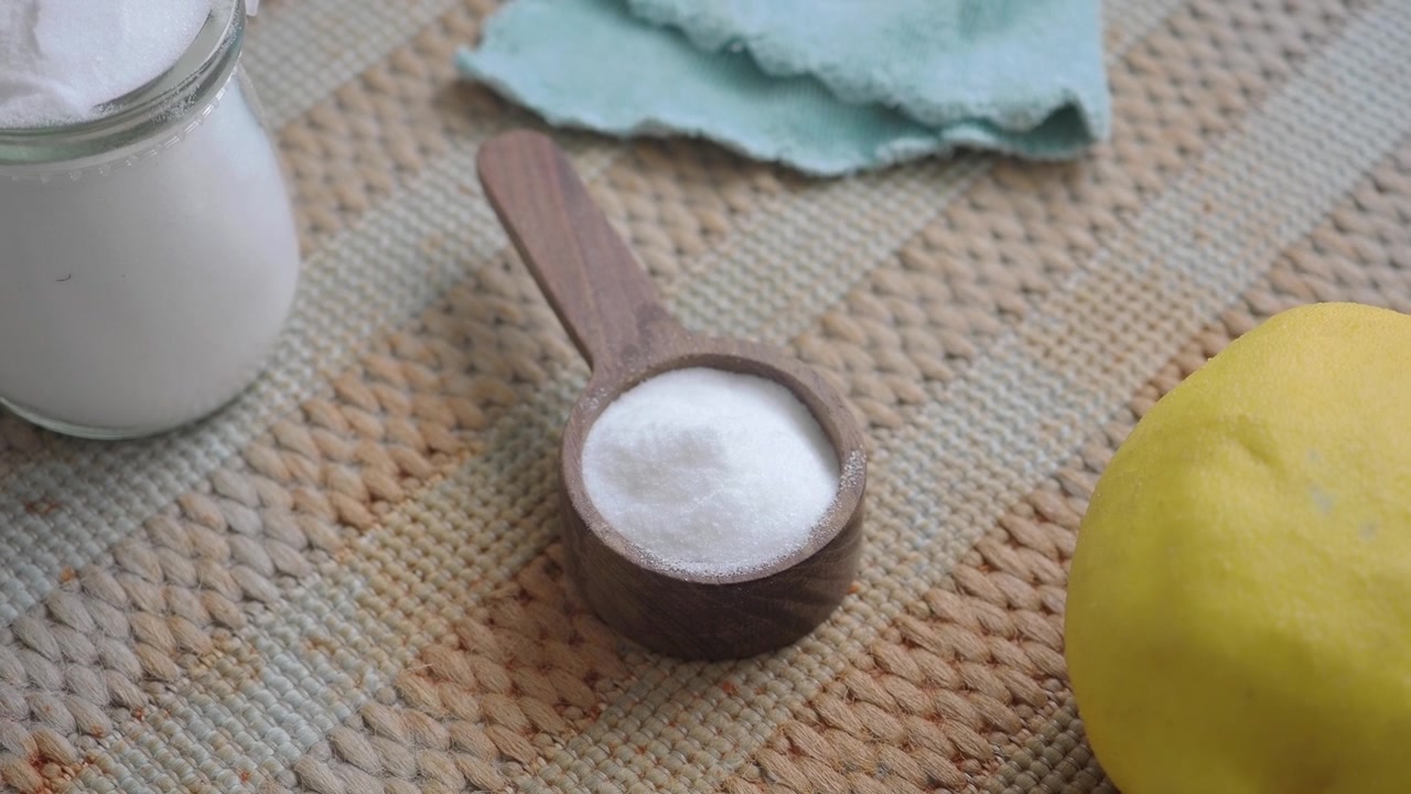 Pulizia naturale con bicarbonato di sodio e limone