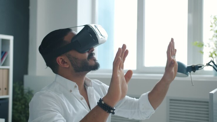 Uomo d'affari che sperimenta la realtà virtuale in ufficio