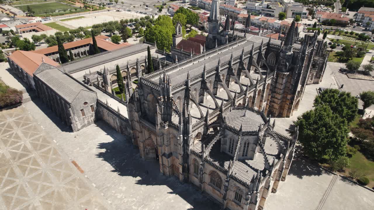 vista aérea de ángulo alto del monasterio de arquitectura gótica de la batalla en batalha