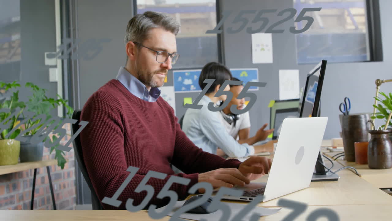 анимация обработки данных над кавказским бизнесменом, использующим ноутбук в офисе