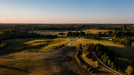 Impresionante-Paisaje-Al-Atardecer-Sobre-Tierras-De-Cultivo-Y-Bosques-En-El-Campo