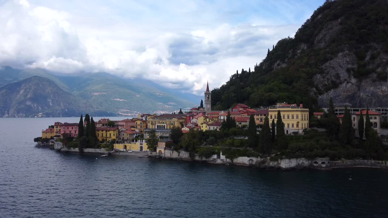 hermoso pueblo en el lago de como con un espectacular telón de fondo de montaña, italia