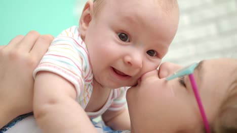 chica feliz besando a un bebé. primer plano de la niña abrazando al bebé