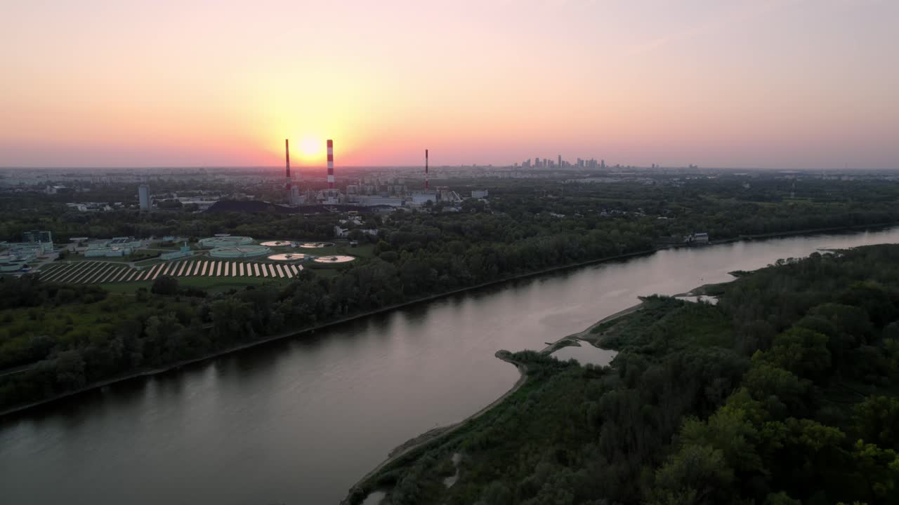 central eléctrica de carbón central térmica, panel solar sol energía renovable polonia