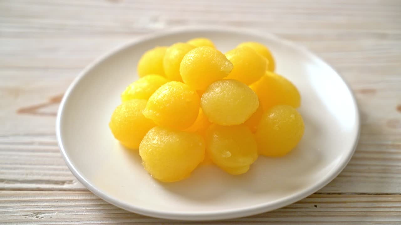 gota de yema de huevo de oro dulce - una especie de dulce tailandés