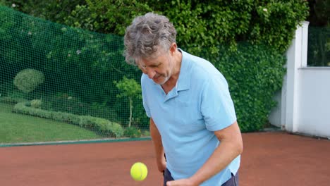 Hombre-Mayor-Jugando-Tenis-En-La-Cancha-De-Tenis-4k