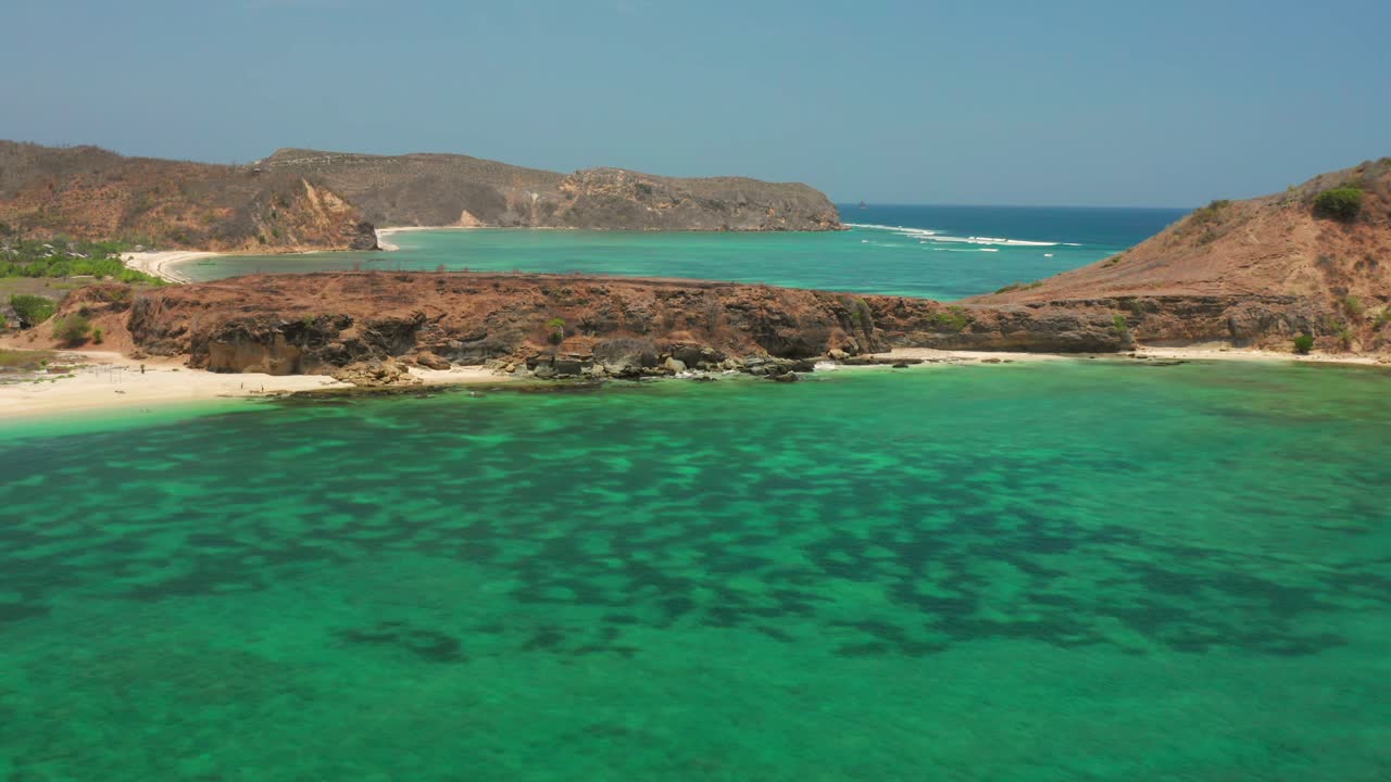 la playa de arena blanca de tanjung aan en lombok, indonesia durante un día soleado