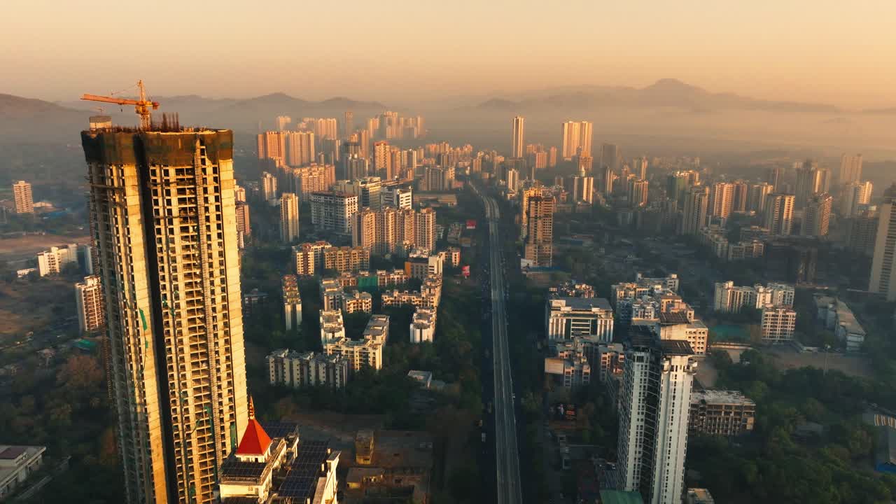 el paisaje urbano de mumbai al amanecer con la construcción en progreso