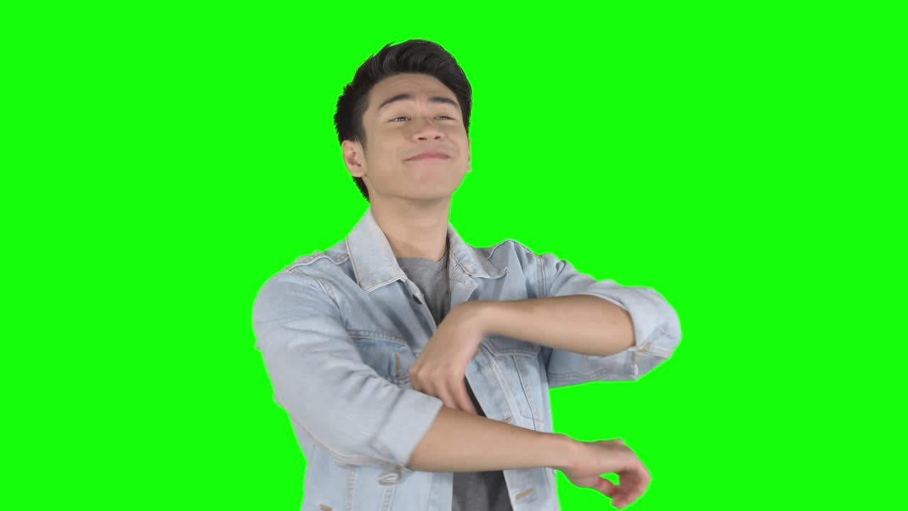 캐주얼 옷을 입은 잘생긴 남자가 포즈를 취하고 있습니다.