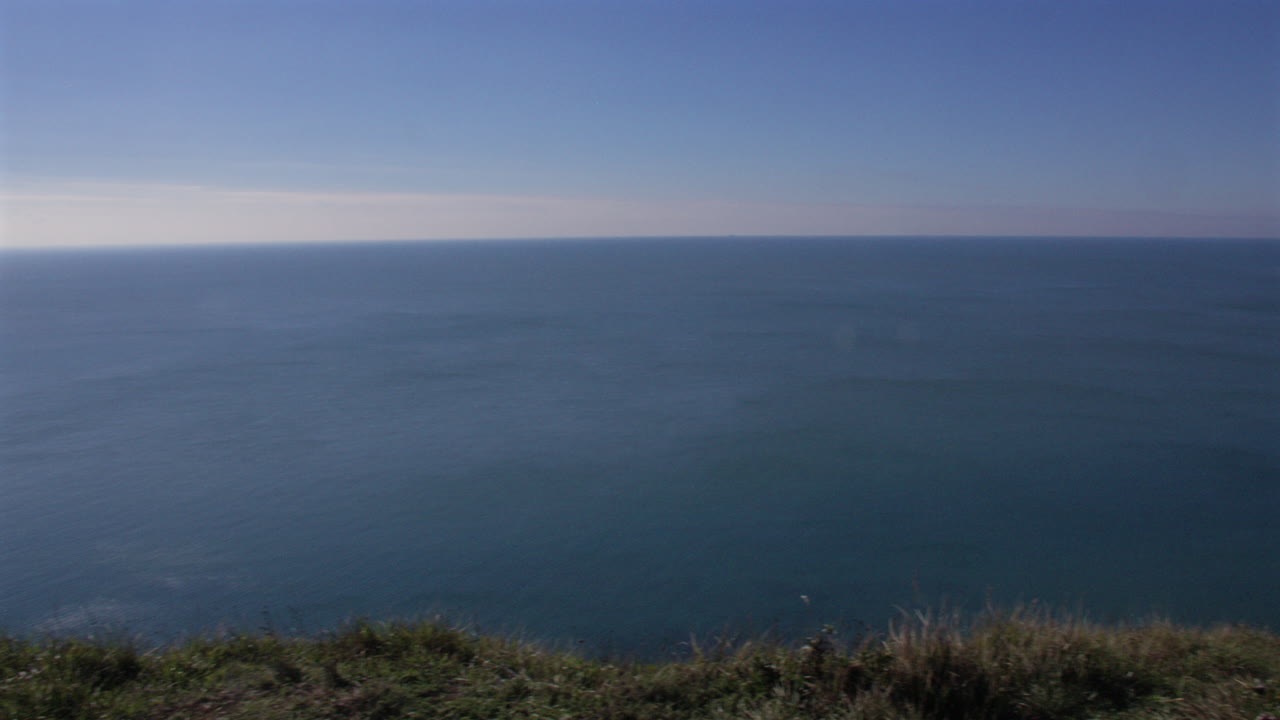 Vista panoramica di scogliere bianche e costa oceanica blu in una giornata di sole