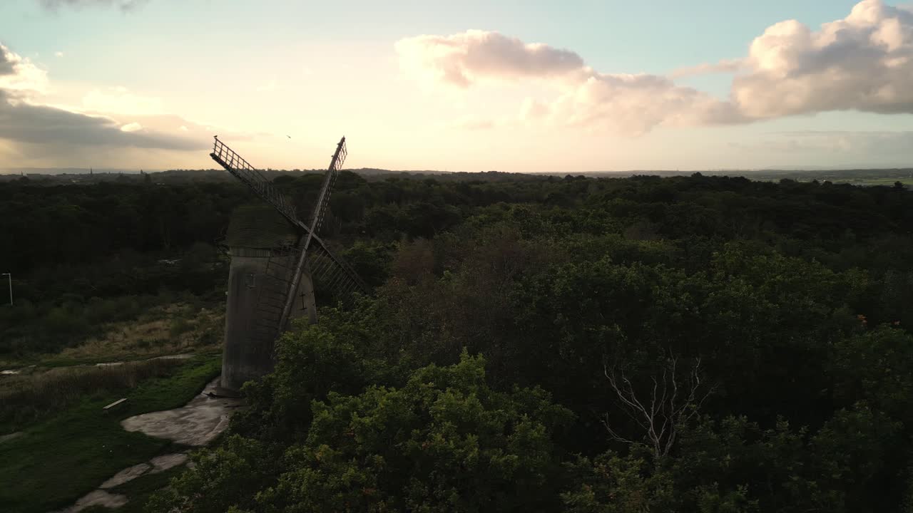 Moinho de Vento de Bidston ao amanhecer, drone aéreo em sentido horário, revelação de nuvens de tempestade