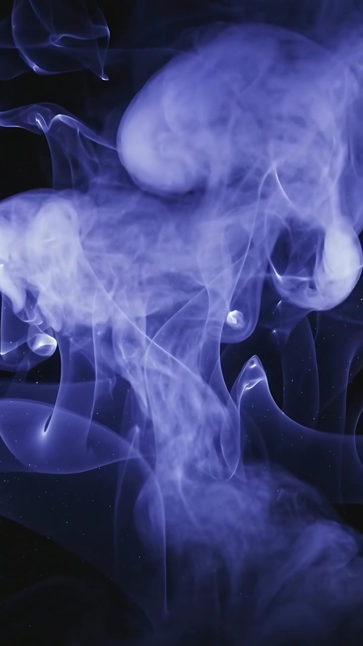 Video verticale: Inizia con un piccolo sbuffo, una colonna di fumo viola sale, formando volute su un campo maculato.