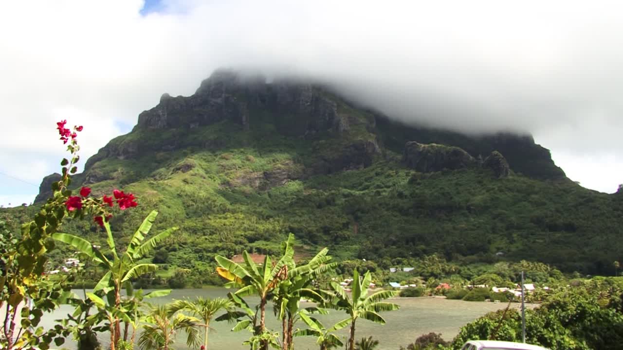monte otemanu cubierto por nubes en bora bora, polinesia francesa