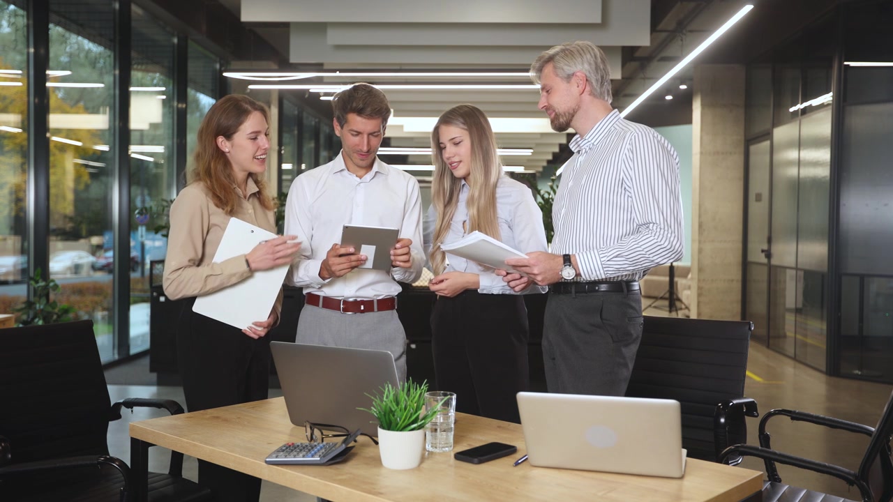 Gruppo di professionisti che collaborano e discutono in un ufficio moderno
