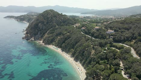 Insel-Elba-In-Italien-Mittelmeerküste-Luftbilder-Des-Strandes-Mit-Türkisblauem-Wasser,-Flug-Mit-Drohne-Europäischer-Tourismus