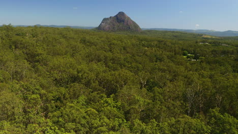 4k-Luftdrohne-Enthüllen-Den-Berggipfel-Des-Gewächshauses-über-Dem-Grünen-Baumwald,-Australien