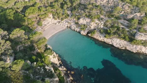 Ein-Panoramablick-Auf-Das-Sonnenbeschienene-Türkisfarbene-Wasser-Der-Cala-Macarelleta