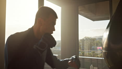 fitness, entrenamiento y golpes con el hombre golpeado
