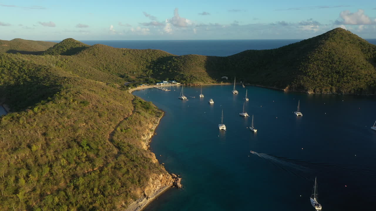 항공: 영국령 버진 아일랜드 - 일몰 시 노르망드 섬의 궤도를 도는 전망