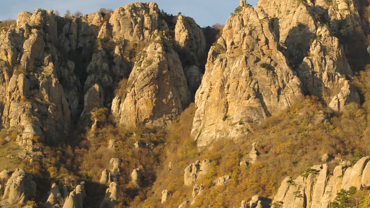Paisaje de montaña de otoño