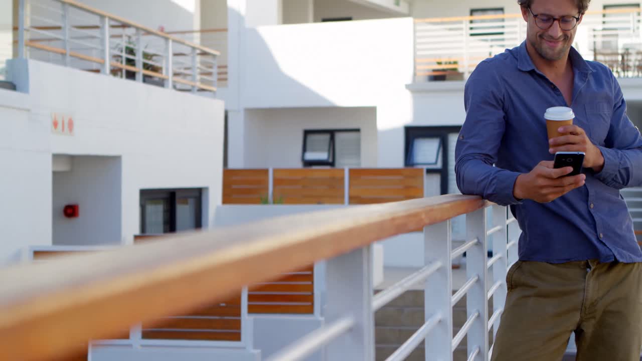 hombre tomando una selfie con teléfono móvil en el balcón 4k