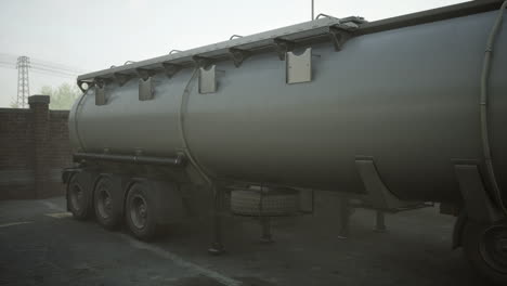 camion del carburante per il trasporto del carburante alla raffineria petrolchimica