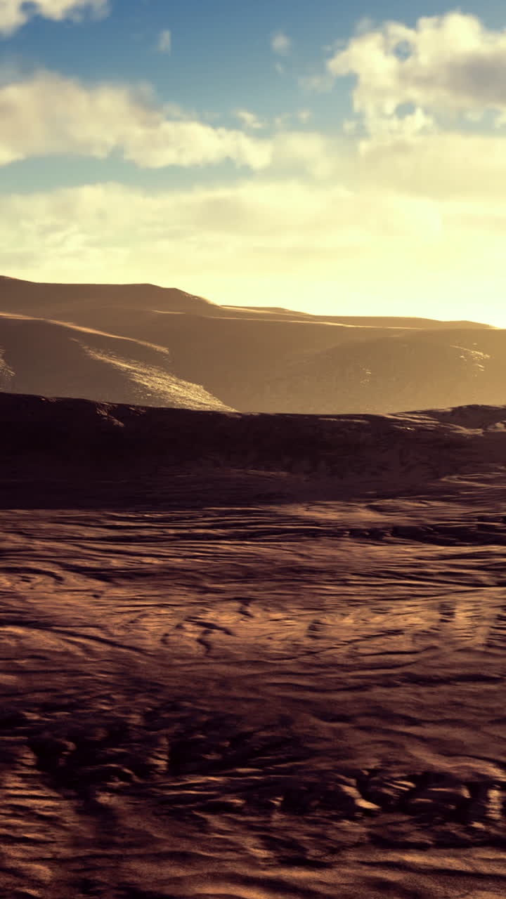 La luce dorata del sole illumina aspre montagne in un sereno paesaggio durante il crepuscolo