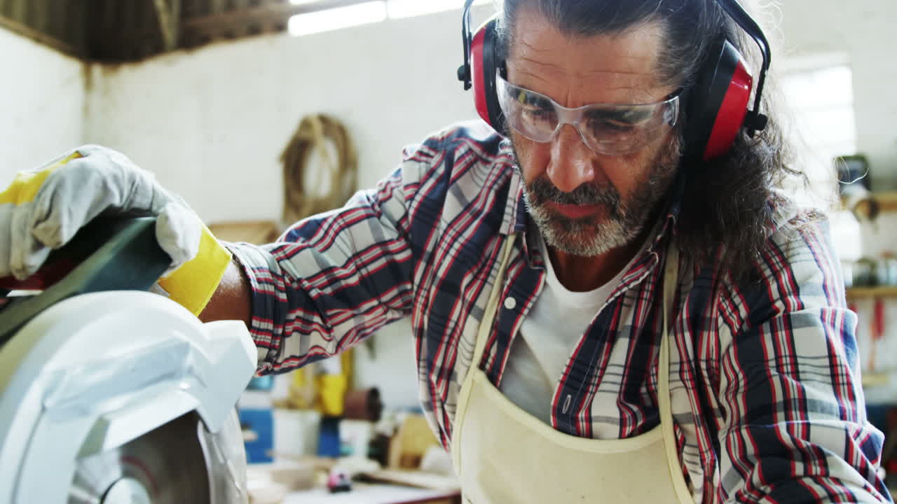 carpintero de trabajo serio