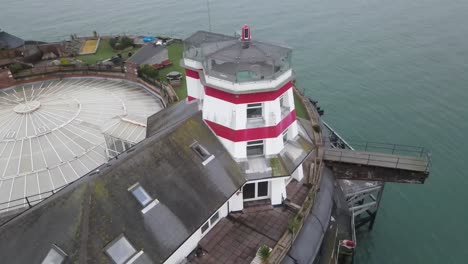 Vuelo-Aéreo-De-Drones-De-4k-30fps-Alrededor-De-Sol-Fort-En-La-Isla-De-Wight-Que-Muestra-El-Faro-Y-Los-Jardines-En-El-Mar-1