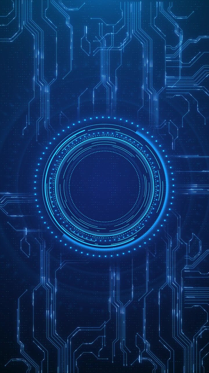 Sfondo futuristico scuro con anello tecnologico ciano, interfaccia circolare luminosa, tracce di circuito e trama puntinata