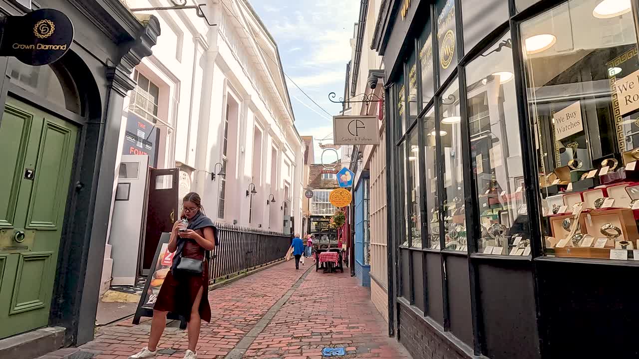 사랑스러운 쇼핑 골목에서 는 사람들