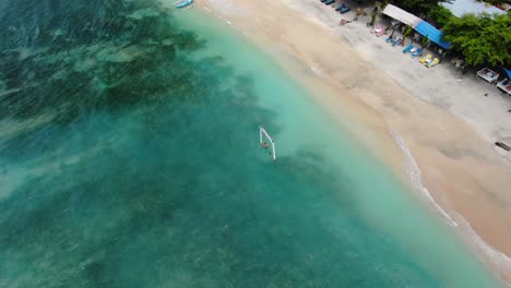 Eine-Touristin,-Die-Im-Meer-Schaukelt