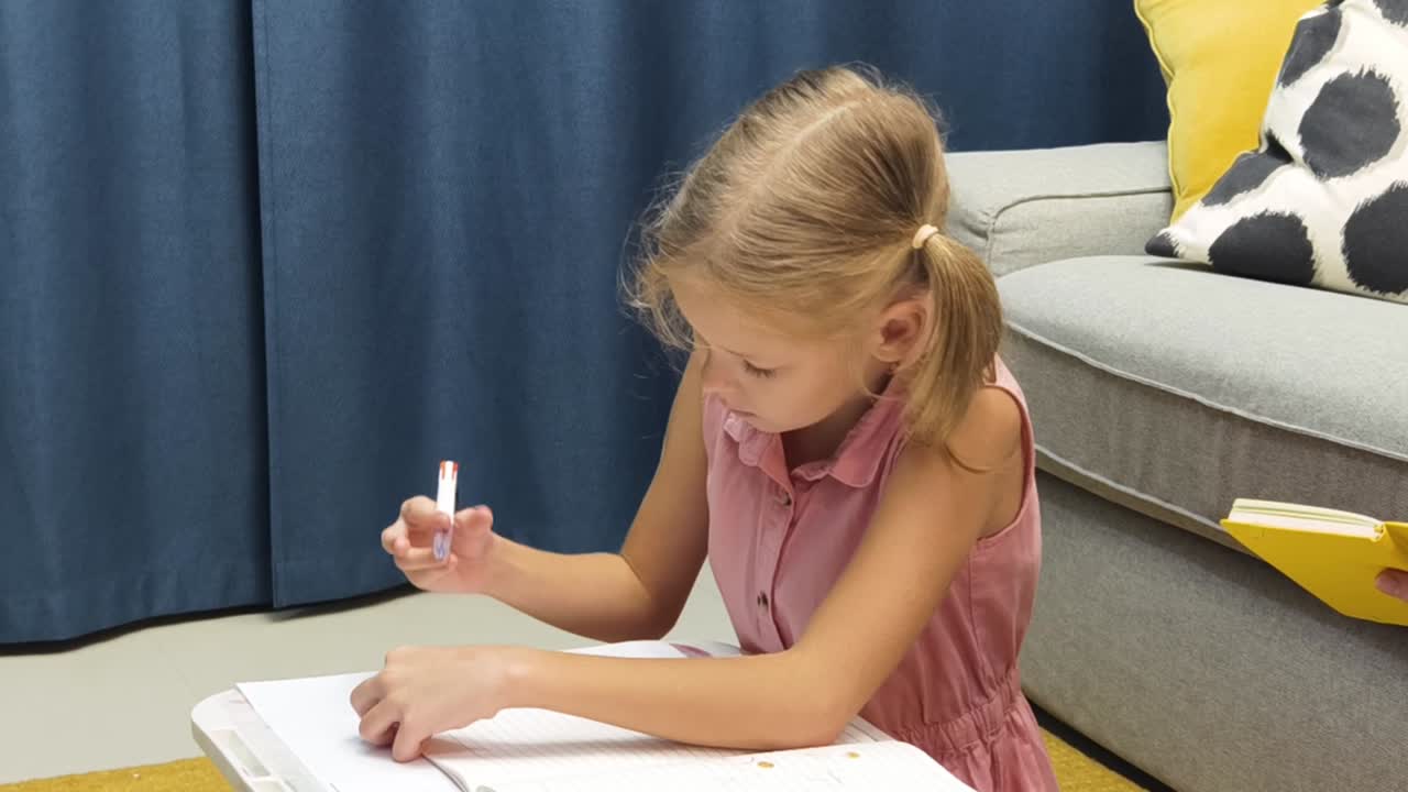 숙제를 하는 어린 소녀